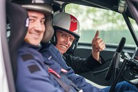 最新のラリーカー「ランチア・イプシロン ラリー4HF」の運転席で満面の笑みを浮かべるタバレスCEO。彼は根っからのモータースポーツ好きなのだ。