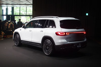 「メルセデス・ベンツEQB」は、Dセグメントの「EQC」、Cセグメントの「EQA」に続く電動SUVの第3弾モデル。駆動方式はFWDと4WDの2種類をラインナップする。