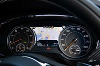 メーターパネルは機械式メーターと液晶パネルのコンビ。カーナビの地図も表示できる。