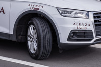 ホワイトのボディーカラーをまとった「アウディQ5」。235/60R18サイズの「アレンザLX100」が装着されていた。