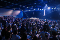 「タイカン」の登場と同時に、ステージの背後にあったはずの壁やスクリーンがなくなり、風力発電用のタワーが見えるように。