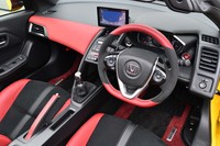 「S660モデューロX」はステアリングホイールやインストゥルメントパネルも2トーンで仕立てられている。試乗したMT車のシフトノブは、軽量・高剛性なチタン製だ。