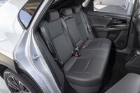 ロングホイールベースの恩恵で後席の足元空間は広い。ただし、座面高が低く、一定以上の身長の人だとひざが浮いて後傾気味に座ることになる。そのためドアアームレストも斜めに取り付けられている。