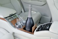 クーリングボックスより前方のセンターコンソールにも、ボトルホルダー（保冷機能付き）と専用クリスタルグラスのホルダーが備わる。