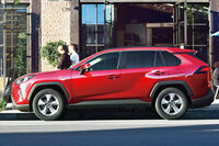 サイドビューでは、前傾したプロポーションや、後ろへいくにつれ高くなっていくベルトラインやキャラクターラインが特徴。勢いを感じさせるスポーティーなものだった。