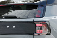 テールゲートの左右に2段重ねのリアコンビランプが備わる。細部の形状は異なるが、上下に分割したこの基本意匠はボルボの新世代電気自動車に共通するデザインとして採用されている。