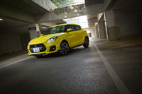 逆スラントしたフロントグリルが目を引く新型「スイフト」。電動ファンのダブル化とラジエーターのサイズ拡大により、放熱性能を従来モデルより34％向上させている。