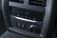 センターコンソール後端にある、独立型のエアコンスイッチ。USBコネクターも用意されている。