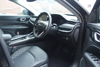 インテリアの基本デザインは「コンパス」からの流用。センターコンソール中央に10.1インチのタッチパネルモニターを、メーターに10.25インチの液晶パネルを採用している。