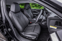 「リヴォリ」グレードは、縦長のステッチが施されたバサルトブラックレザーシートを標準で装備。試乗車では、前席にヒーターやベンチレーション機能が備わる「パッケージオプション」が選択されていた。