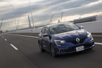 先進安全装備の強化も新型のトピックのひとつ。車間距離警報や車線逸脱警報、緊急自動ブレーキ、後側方車両検知警報などを標準装備している。