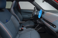 100％リサイクル可能な合皮「べスキン」が使用された「MINIエースマン」のシート。「見た目と触り心地が本物のレザーに匹敵する表皮」と紹介される。本革特有のにおいがなく、経年劣化によるひび割れも少ないのが特徴だ。インストゥルメントパネルには、リサイクルポリエステルで編んだニットが用いられている。