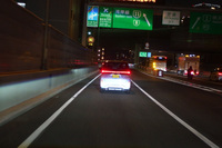 「bZ4X」で首都高を流していると、レインボーブリッジ手前で軽EV「日産サクラ」を発見！ 首都高で見るサクラはかわいい。ドライバーは女性だった。