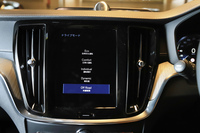 ドライビングモードには「エコ」や「コンフォート」「ダイナミック」に加え、悪路での走りを重視した「オフロード」も用意。空転する車輪にブレーキをかけて駆動力が逃げるのを防ぐブレーキLSD機能や、ヒルディセントコントロールなども装備されている。