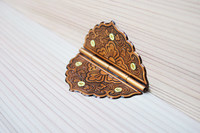 リアゲートの棚に用いられる、錺金具のちょうつがい。