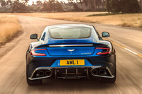 マフラーのエキゾーストパイプは左右それぞれ2本出しとなっている。