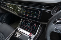 インフォテインメントシステムや空調などのコントロール機能が集約された、2枚のタッチスクリーン。先進的なインテリアの雰囲気は、アウディの最新モデルならではだ。