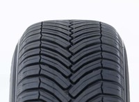 正面から見た「クロスクライメート」のトレッド面。排水性能を高めるVシェイプパターンが特徴で、個々のトレッドブロックにはブレーキ性能を高める面取り加工が施されている。