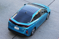 新型「プリウスPHV」には「ソーラー充電システム」がオプション設定される。これにより、EV走行用のエネルギーの一部が、太陽光でまかなえるようになる。写真は装着車両で、ルーフ部にソーラーパネルが見える。