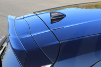 ルーフエクステンションスポイラーは、ルーフラインの後端で空気をはね上げるような形状が特徴。これらの空力パーツは、レースカーの空力を担当するデザイナーによって設計されている。