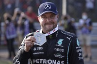 金曜日の予選で会心のラップを決め1位、そして史上2回目のスプリント予選で真っ先にチェッカードフラッグを受けたメルセデスのボッタス（写真）。今シーズンはここまで未勝利で、ポールポジションも第3戦ポルトガルGPの1回だけ。さらに今季限りでチャンピオンチームを去ることになり、何かとフラストレーションがたまっていたはず。この結果に久々の笑顔が見られたが、しかし、すでに決まっていたパワーユニット交換によるペナルティーで降格、19番グリッドになり、ポールは幻に終わってしまう。レースでは次々と前車をかわし、3位表彰台まで挽回することができた。（Photo=Mercedes）