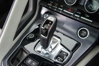 トランスミッションは8段ATを採用。シフトセレクターの右側には、ドライブモードの切り替えスイッチが備わる。