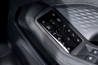 ドアミラーの調整などは運転席側ドアアームレストのタッチスイッチで。灯火類のコントロールもここに集約されている。