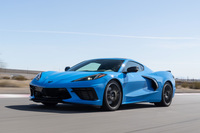 C8こと8代目にしてミドシップに転換した新型「シボレー・コルベット」。これは本国仕様だが、同車史上初となる右ハンドル仕様も用意される。