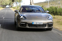 14.1kWhの走行用バッテリーを搭載した「パナメーラ4 E-ハイブリッド」。満充電の状態から、最大で50kmの距離を電気のみで走れるという。