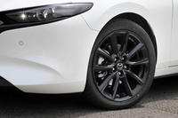 タイヤサイズは215/45R18で、東洋ゴムと共同開発した「トーヨー・プロクセスR51A」を装着。「スカイアクティブX」搭載車にはブラックメタリックのホイールが組み合わされる。