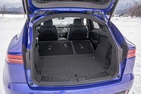 リアシートは60：40の分割可倒式になっており、積載する荷物によってアレンジが可能。後席の背もたれをすべてたたんだ状態では、1234リッターまで容量を拡大できる。