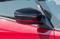 サイドミラーにもブラック地にレッドアクセントを施した専用のドアミラーが採用される。