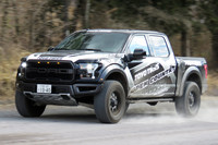 フラットダートを元気に走る「ラプター」。肉厚なオフロードタイヤとよく動く足まわりのおかげで、舗装路と変わらぬ感覚でアクセルを踏んづけていられる。