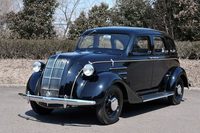 1936年4月に発売された「トヨダAA型」。パワープラントはシボレーにならっていたのに対し、ボディーはクライスラーのエアフローを参考としたものだった。
