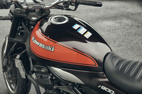 試乗車のボディーカラーは、「キャンディトーンブラウン×キャンディトーンオレンジ」。“火の玉カラー”と通称されるカワサキの伝統的なカラーをイメージしている。