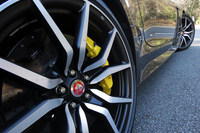 リアの足まわりについては、より軽量なナックルや37％剛性を高めた大型のベアリングなどが採用されている。