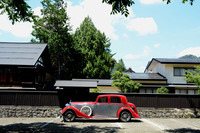 十日町通りに面する交流広場には、1937年型「ベントレー４ 1/4リッター」のスラップ＆メイベリー製「スポーツサルーン」（ロールス・ロイスグリルに改装）が置かれていた。