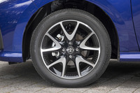 試乗車は、オプションの185/55R16タイヤと切削光輝＋ブラック塗装／センターオーナメント付き16×6Jアルミホイールを装着していた。標準仕様では185/60R15サイズのタイヤと15×6Jスチールホイールの組み合わせとなる。