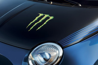 モンスターエナジーのトレードマークである「クロー（爪痕）」と呼ばれるボンネットステッカー。