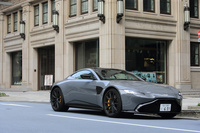 2シーターのピュアスポーツモデルとして「ヴァンテージ」の名が復活したのは2005年のこと。今回の新型は2代目のモデルにあたり、2017年11月に、東京を含む世界6都市で同時に発表された。