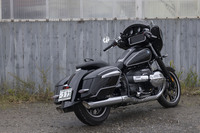 “バガー”はカスタムカルチャーを起源とするクルーザーのスタイルで、フロントスクリーンやパッセンジャーシート、トップケースなどを簡素化することで、優雅でありながら、どこか無頼な雰囲気を演出している。