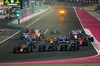 レースのスタートでトップを走るフェルスタッペン（写真前列左）に、メルセデスの2台が並びかけ、3台が重なり合うようにターン1へ進入。ジョージ・ラッセル（同中央）とチームメイトのルイス・ハミルトン（同右）が接触、ハミルトンはコースアウトしリタイアを喫した。（Photo=Getty Images / Red Bull Content Pool）