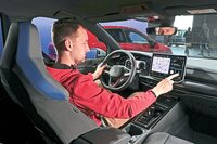 新しい「ゴルフ」の仕上がりをチェックするリポーター。