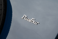 リアを飾る「PlusFour」のバッジ。「プラスフォー」は「4/4」よりパワフルな上級モデルとして1950年に登場。今日にもその名が受け継がれている。