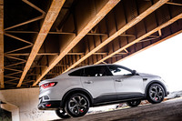 今回試乗した「アルカナR.S.ライン マイルドハイブリッド」の外装色は「ブラン ペルレM」と呼ばれるもの。これを含め全4色からボディーカラーが選択できるのは、先に販売された「R.S.ラインE-TECHハイブリッド」と同様だ。