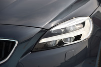 北欧神話の雷神が持つ「トールハンマー」をモチーフにデザインされたLEDヘッドランプ。ステアリングを切った方向に光の向きを変える「アクティブベンディング機能」も備わる。