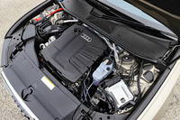 2リッター直4ディーゼルターボエンジンは、最高出力204PS、最大トルク400N・mを発生。高圧用と低圧用の2つのチャンネルを持つEGRに加え、排ガスの後処理にはアンモニア酸化触媒、DPF、尿素SCRを用いている。