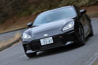 「トヨタGR86」と「スバルBRZ」ではエンジン特性や足まわりのセッティング、車体の取り付け剛性などで差異化が図られており、前者は回頭性のよさやドリフト時のコントロール性の高さ、後者は落ち着いた挙動と操縦安定感の高さを重視したものとなっている。