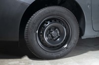 センターキャップやボルトまでブラックで統一されたスチールホイールを装備する。