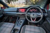 赤の差し色が効果的に配されたダッシュボード。造形自体は標準の「ゴルフ」と変わらないが、ずいぶんとスポーティーに感じられる。